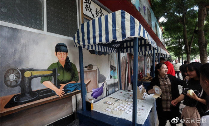 昆明蓝花楹大道“盲盒”集市 这个假日你去打卡了吗?