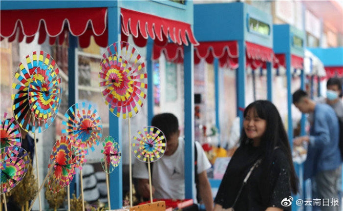 昆明蓝花楹大道“盲盒”集市 这个假日你去打卡了吗?