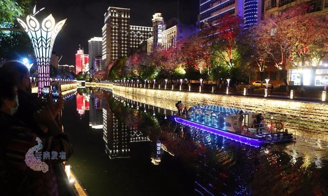 霸屏！上完新闻联播又登人民日报 这个国庆5.jpg