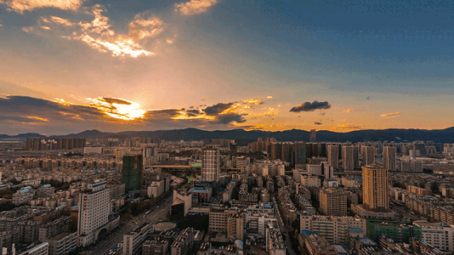 霸屏！上完新闻联播又登人民日报 这个国庆9.gif