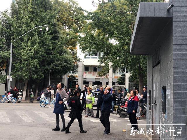府甬道一处高压电线杆起火爆炸1.jpg