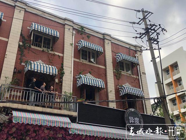 府甬道一处高压电线杆起火爆炸2.jpg