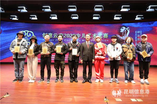 为大赛街舞评审委员颁发聘书。