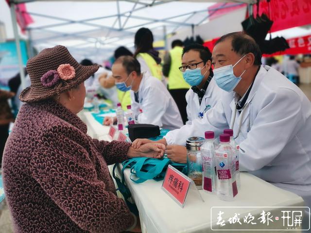昆明市 “敬老月”系列活动启动 60余名医护人员义诊送健康