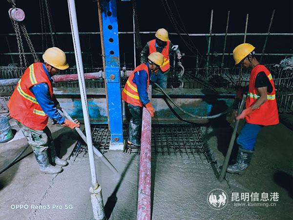 中铁四局施工人员在合龙段浇筑混凝土。刘少元 摄
