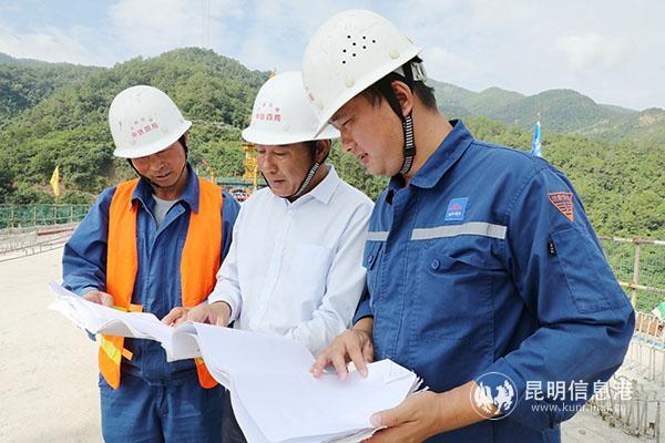 中铁四局技术人员在大桥上研究施工图纸。刘少元 摄