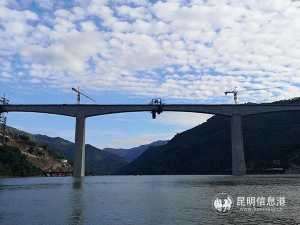 10月20日，经过6个小时的连续作业，由中铁四局承建的中（国）老（挝）昆（明）万（象）铁路阿墨江双线特大桥合龙，大桥主跨216米的连续刚构梁，为同类铁路桥梁国内最大跨度。刘少元 摄
