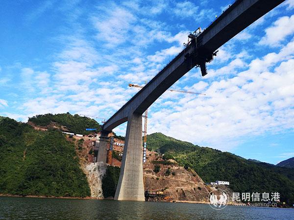 中（国）老（挝）昆（明）万（象）铁路阿墨江双线特大桥全长617米，共有9个桥墩，一桥飞架阿墨江，南北天堑变通途。刘少元 摄