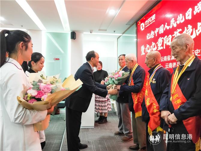 活动现场，云南竹子口腔医院的工作人员向抗战老兵们献花。记者刘璐璐摄