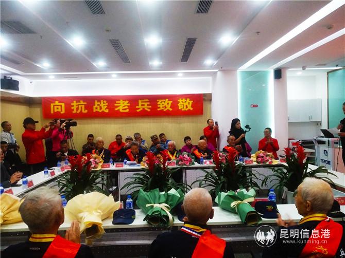 感恩会现场，老兵们分享抗战故事。记者江枫摄