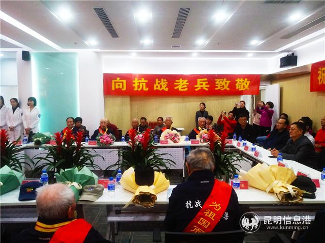 感恩会现场，老兵们分享抗战故事。记者江枫摄2