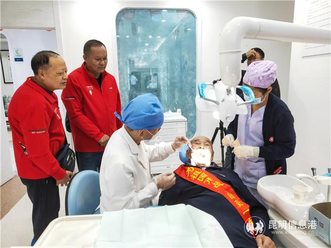 为老兵进行口腔检查。记者刘璐璐摄