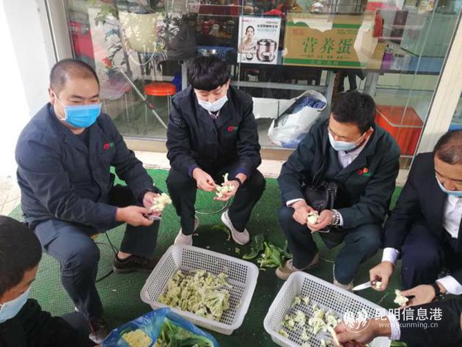 昆明公交六公司志愿服务者们在爱心食堂帮厨