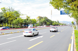　提升整治后的广福路道路平整，标识明晰 。记者黄晓松摄