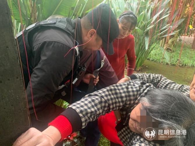 患病老人受伤血流不止 特警紧急救治2