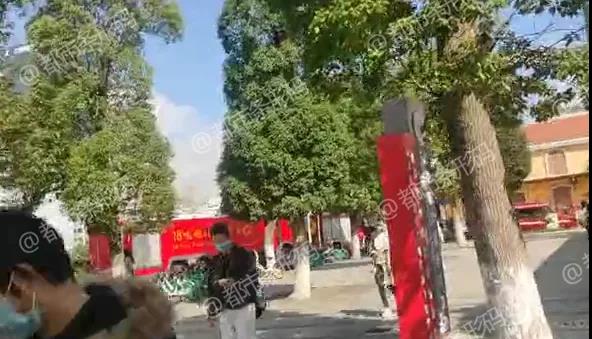 突发！昆明一地铁站烟雾弥漫，多人被困在地铁站内半小时！