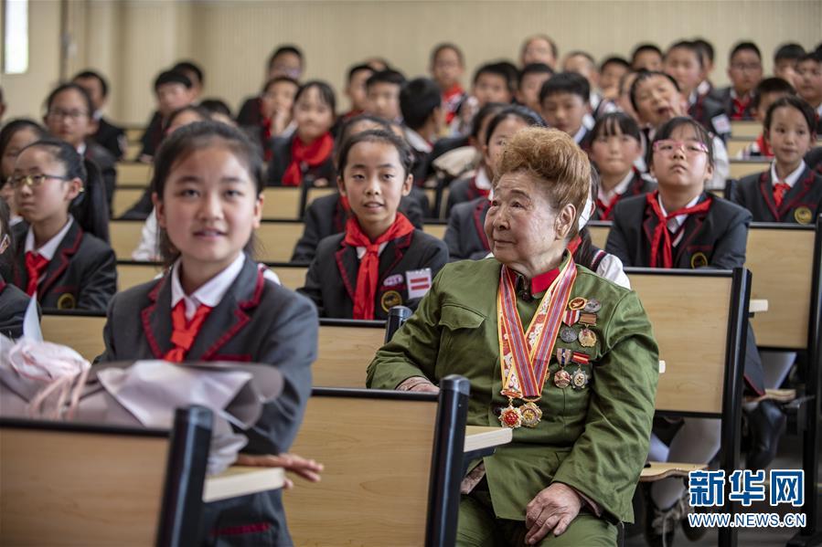 抗美援朝老战士杨秀珍与云大附中星耀学校小学部师生一同参加抗美援朝英雄故事分享会。3