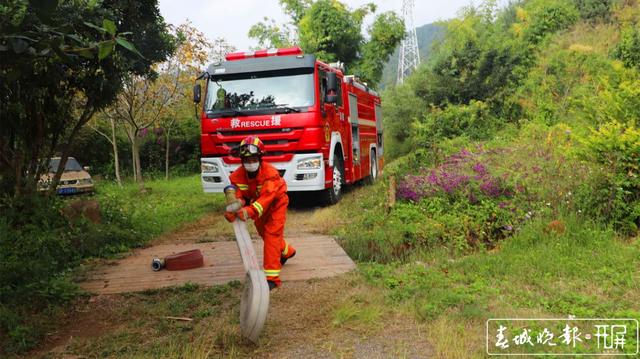 猪场停水两天，消防员给750头“二师兄”送水解渴 (3)_副本.jpg