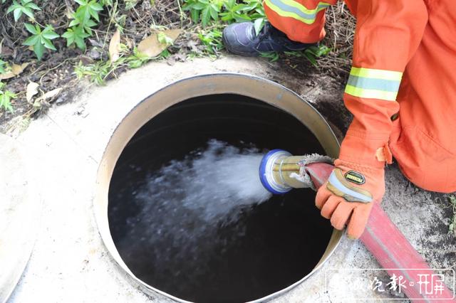 猪场停水两天，消防员给750头“二师兄”送水解渴 (2).jpg