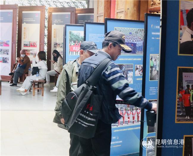 市民参观摄影作品展