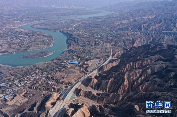 青海马康公路进入路面施工阶段