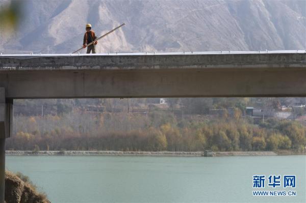 青海马康公路进入路面施工阶段