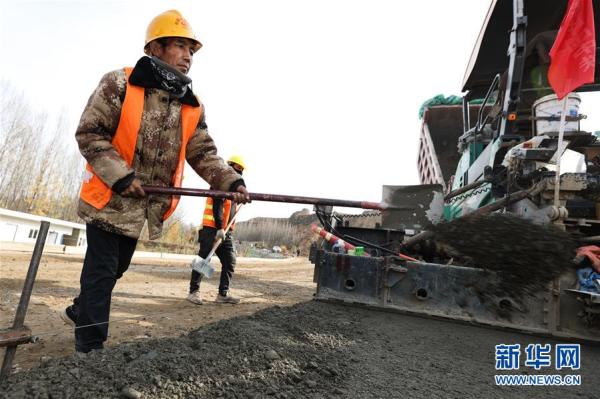 青海马康公路进入路面施工阶段