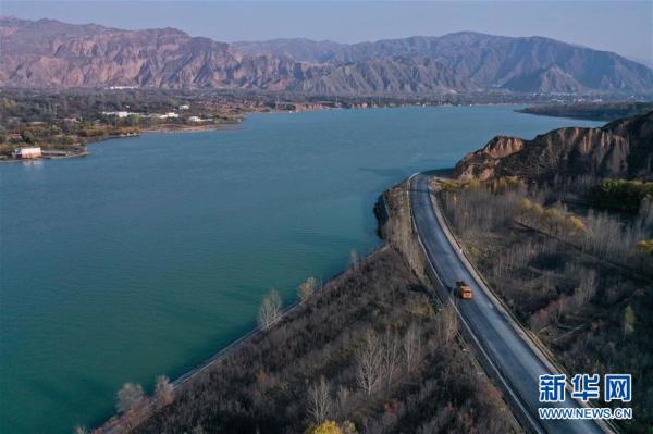 青海马康公路进入路面施工阶段