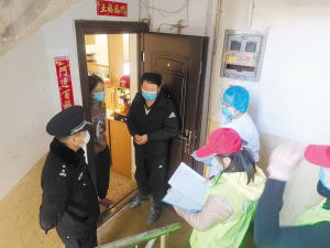 丰宁街道春晖社区工作人员上门排查返昆人员。