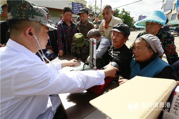 部队官兵为群众义诊