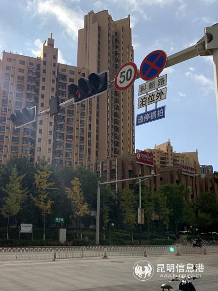 交通信号灯已修复完毕。记者合宇聪摄2