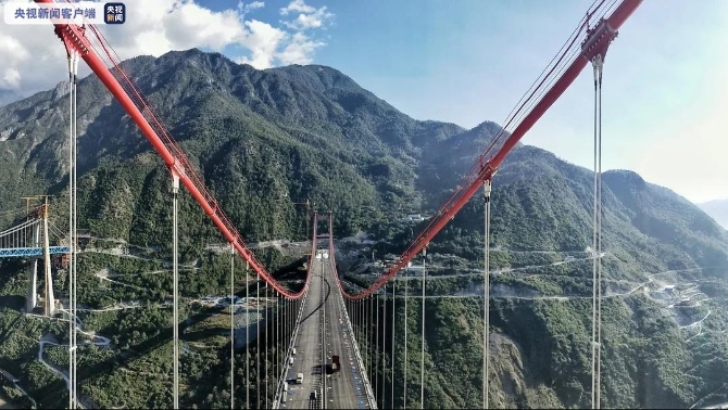 向着通车冲刺！云南香丽高速金沙江特大桥路面沥青铺筑完成