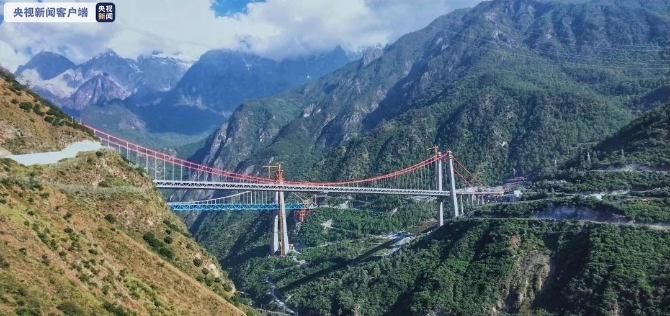 向着通车冲刺！云南香丽高速金沙江特大桥路面沥青铺筑完成