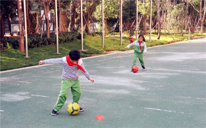 昆明西山区芳草地国际学校:把足球踢进课堂 让学生掌握运动技能