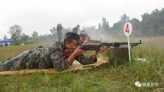 包二国同参加芒市武装部军事训练实弹射击考核 .jpg