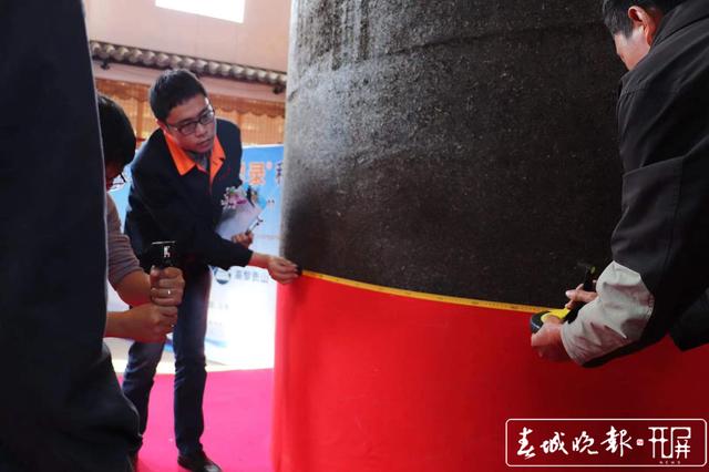 重42.6吨!世界上“最大紧压茶”落户云南腾冲