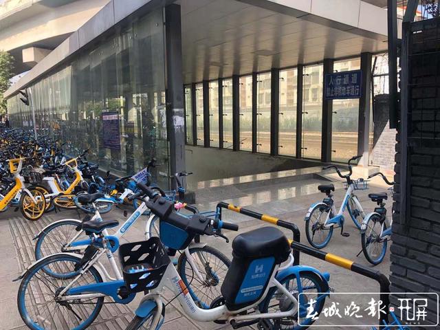 气象局地下通道内禁止非机动车通行,市民反映通行不便