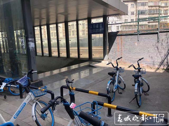 气象局地下通道内禁止非机动车通行,市民反映通行不便