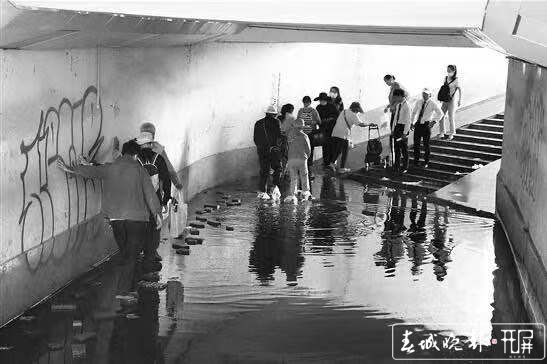 气象局地下通道内禁止非机动车通行,市民反映通行不便