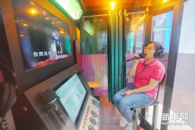 市民在湖南长沙县文化馆“悦艺空间”里的唱吧亭内唱歌(6月10日摄)。 市民在湖南长沙县文化馆“悦艺空间”里的唱吧亭内唱歌(6月10日摄)。
