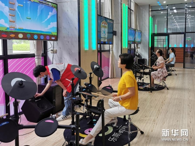 在湖南长沙县文化馆的“悦艺空间”里,人们在体验电子鼓(6月18日摄)。 在湖南长沙县文化馆的“悦艺空间”里,人们在体验电子鼓(6月18日摄)。
