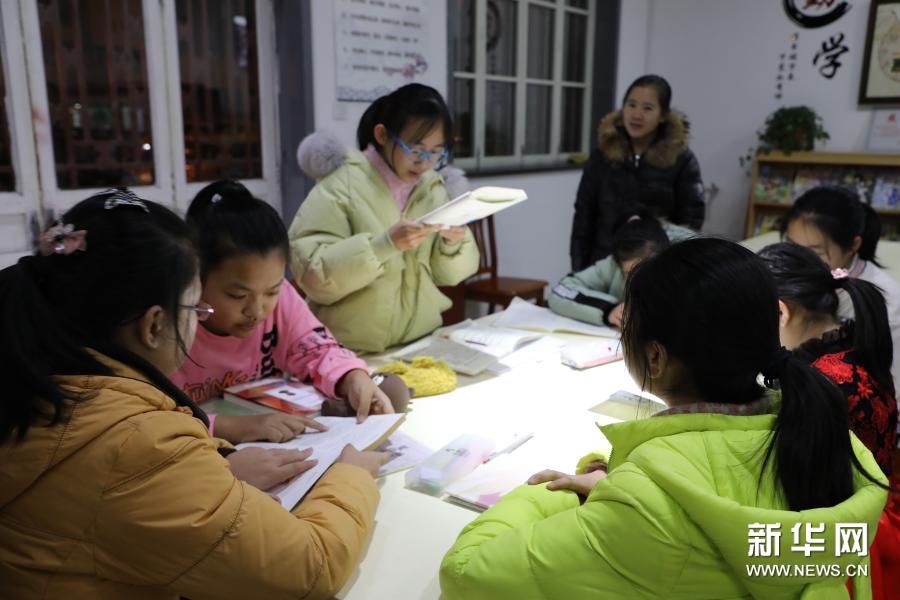 在吉林省敦化市渤海广场的德润书屋内，读者正在进行读书学习活动（1月16日摄）。