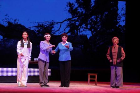 《春到龙泉庄》演出现场