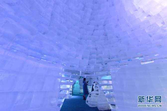 12月1日,游客在泰国春武里府暹罗冰雪世界游玩。暹罗冰雪世界位于泰国春武里府,其中的冰穹内部保持零下10摄氏度的气温,使游客在地处热带的泰国也能够体验冰爽。新华社发(拉亨摄) 12月1日,游客在泰国春武里府暹罗冰雪世界游玩。暹罗冰雪世界位于泰国春武里府,其中的冰穹内部保持零下10摄氏度的气温,使游客在地处热带的泰国也能够体验冰爽。新华社发(拉亨摄)