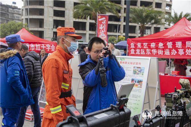 在装备展示区，市民进行现场体验。