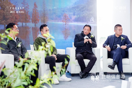 融创·雁来湖小镇首位业主王立群（右二）