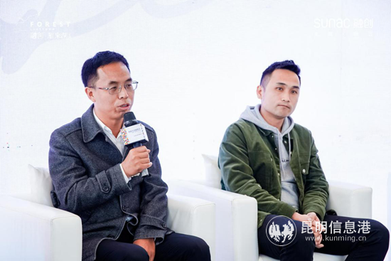 云南资深媒体人何永锋（左）
