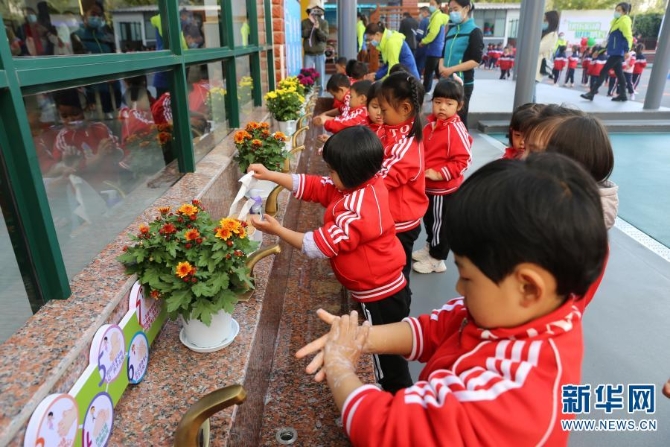 安宁市第二幼儿园洗手台（11月17日摄）。新华网 彭雪薇 摄