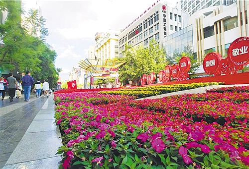 昆明市南屏街街区一景。 本报记者 曹 松摄