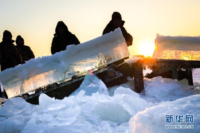 12月7日,工人在松花江哈尔滨段江面上采冰。 12月7日,工人在松花江哈尔滨段江面上采冰。